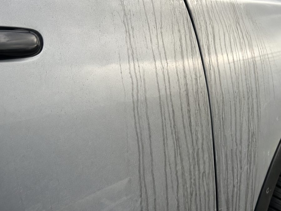 雨だれによる黒いスジ状の水アカ(有機汚れ)
