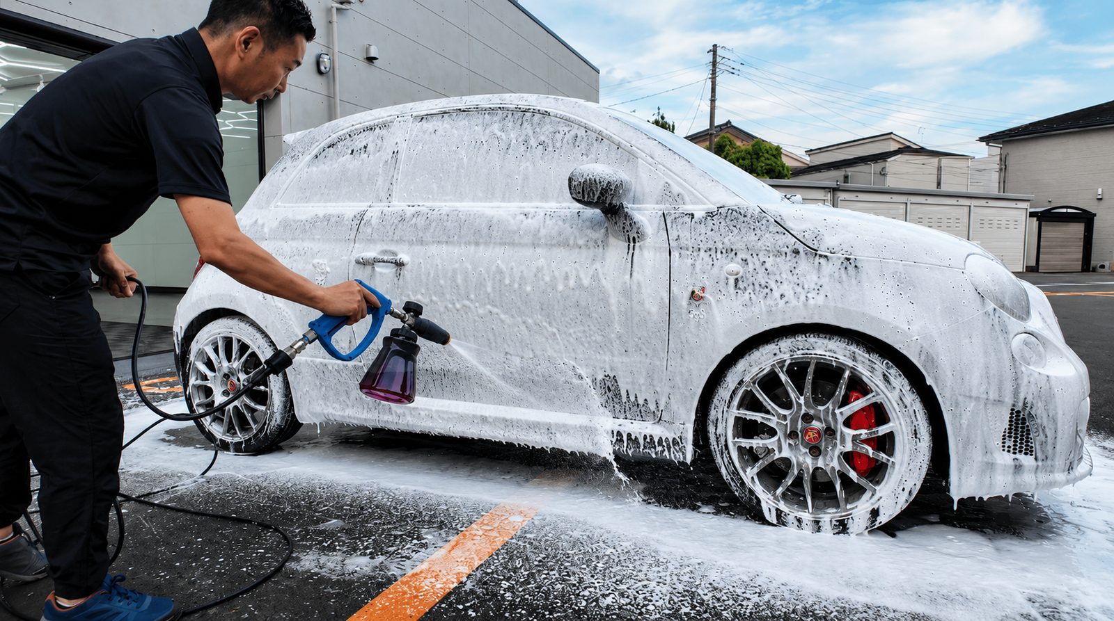 3pH洗車でボディ全体を泡で包み込む様子