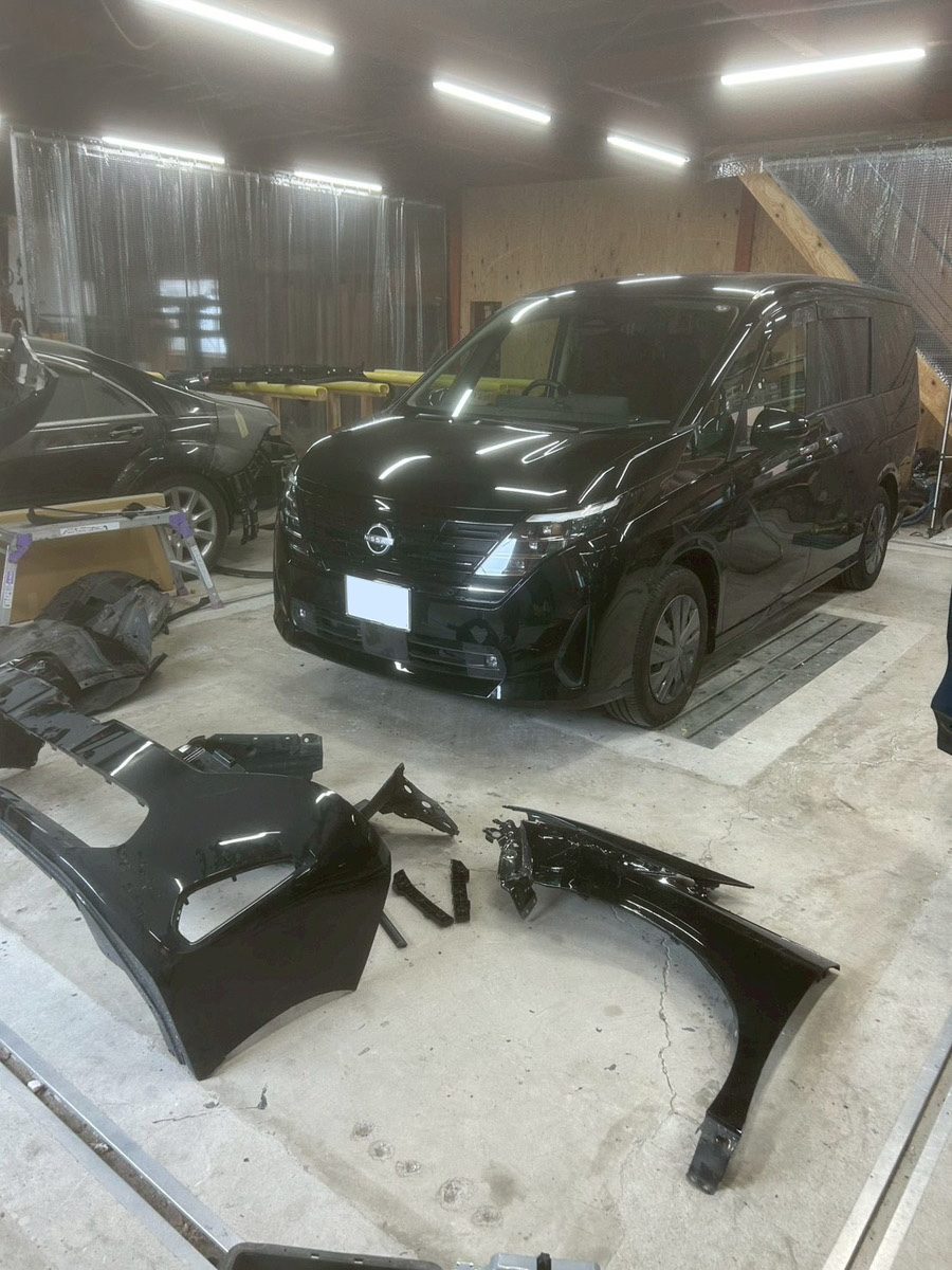 施工後：フェンダーとバンパーを交換し仕上がった日産 セレナ