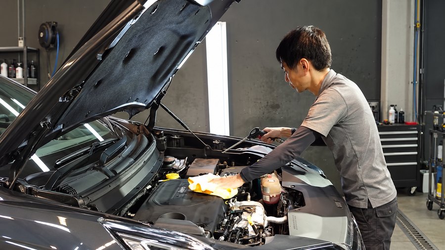 エンジンルームを点検するスタッフ