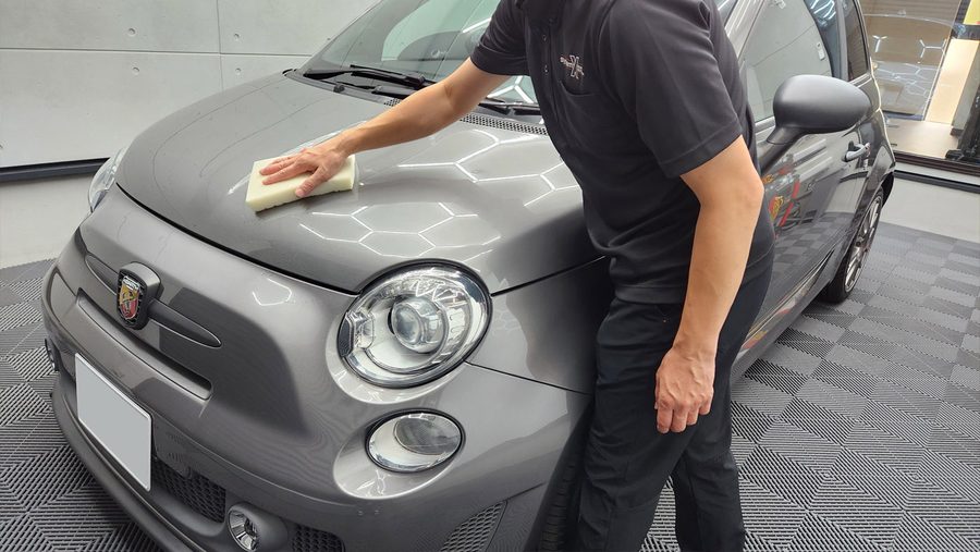 ボディ全体を丁寧に洗い上げる洗車工程