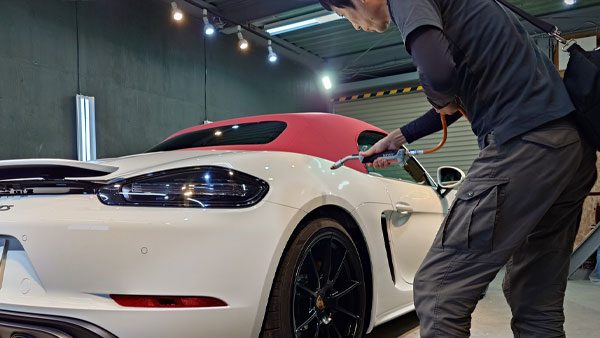 専用ブースでのコーティング塗り込み