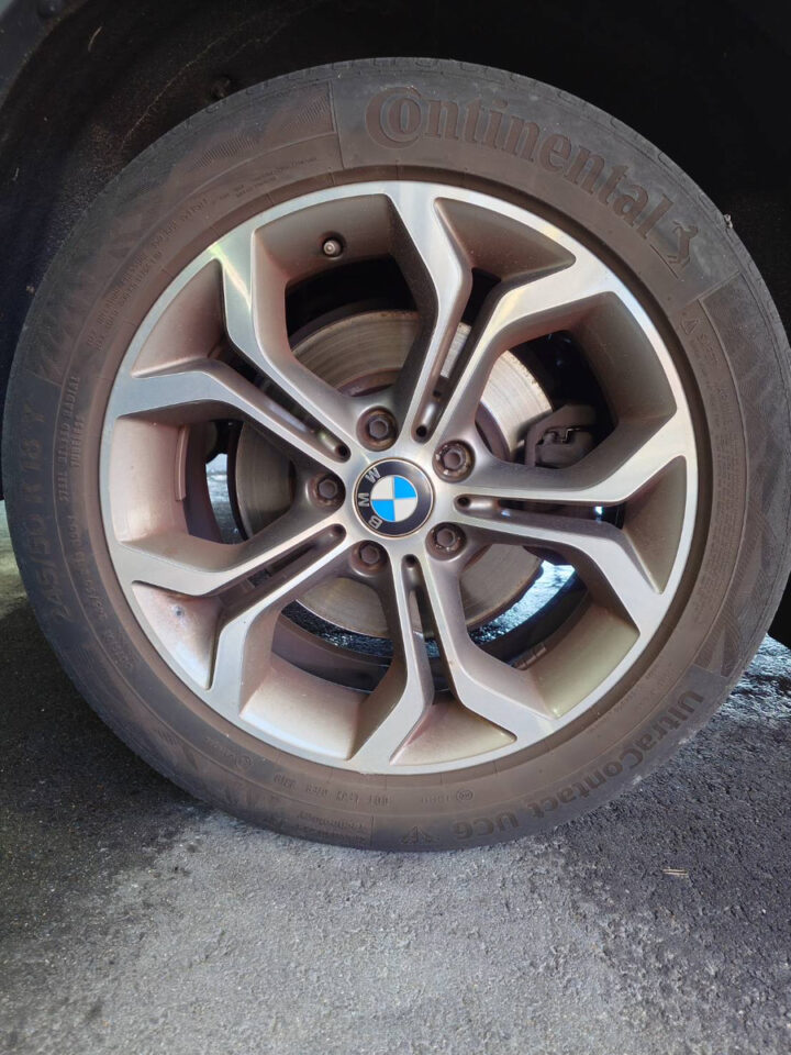 【Before】固着したブレーキダストで黒ずんだBMW X3のホイール