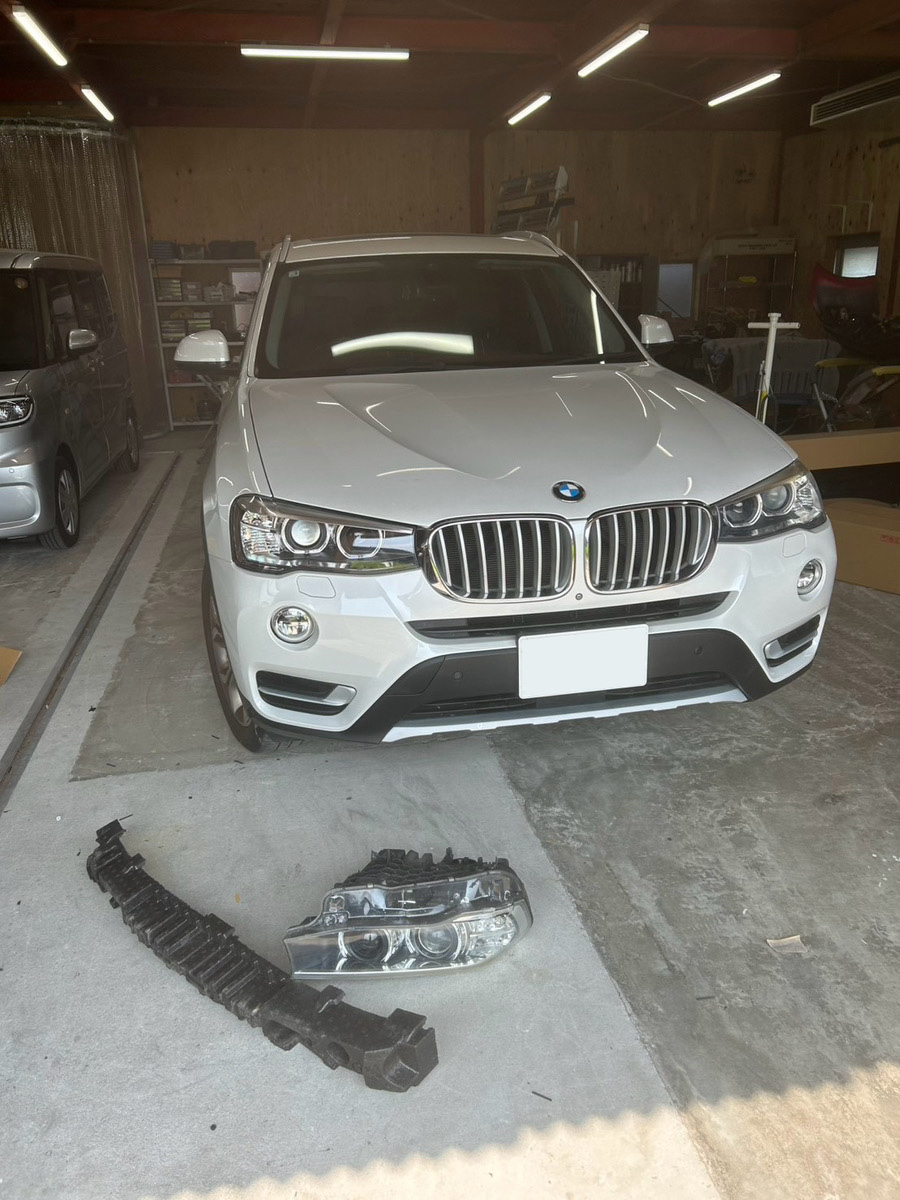 バンパーとヘッドライトを取り外したBMW X3