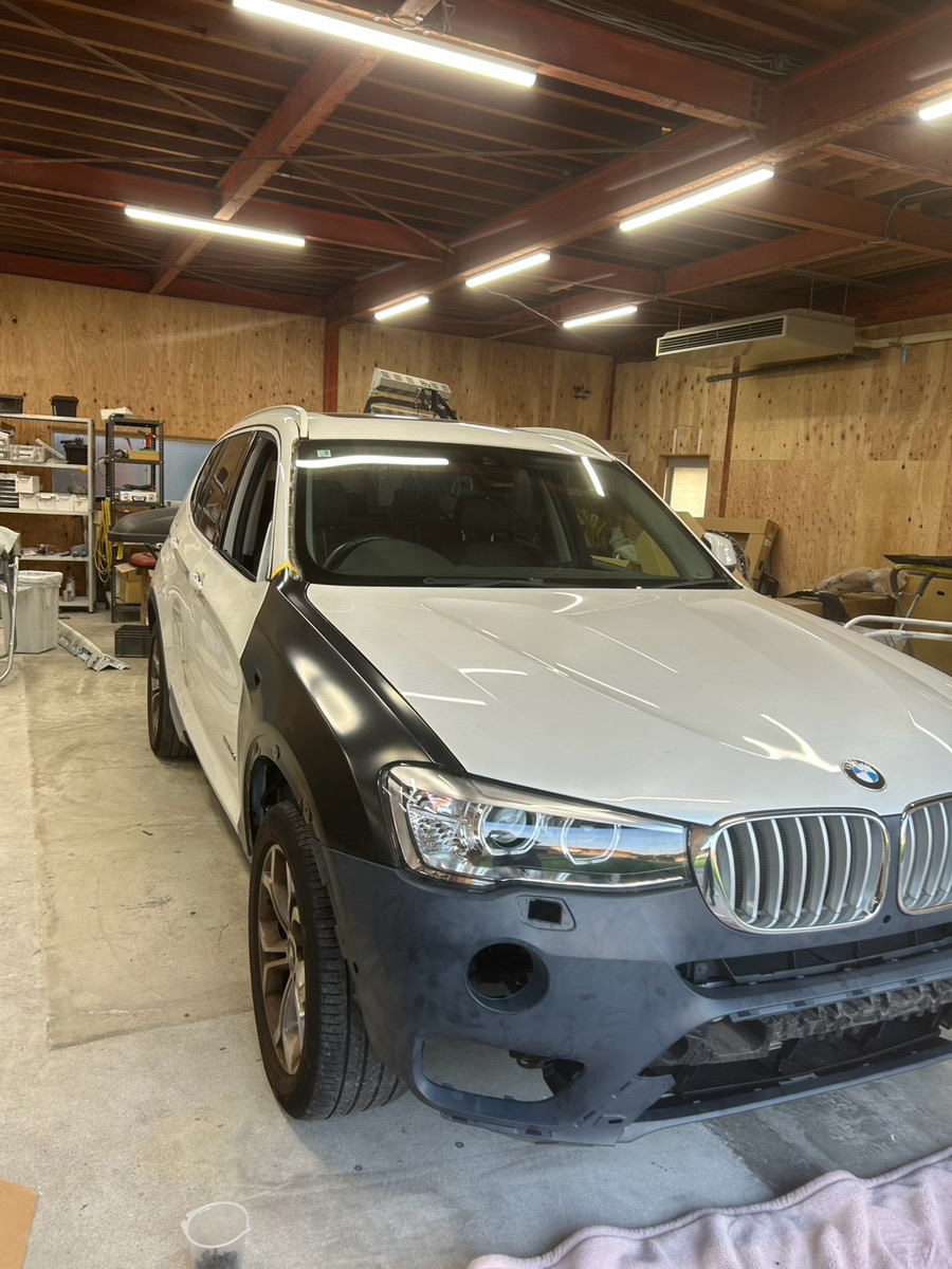 新品フェンダーを仮組みしたBMW X3
