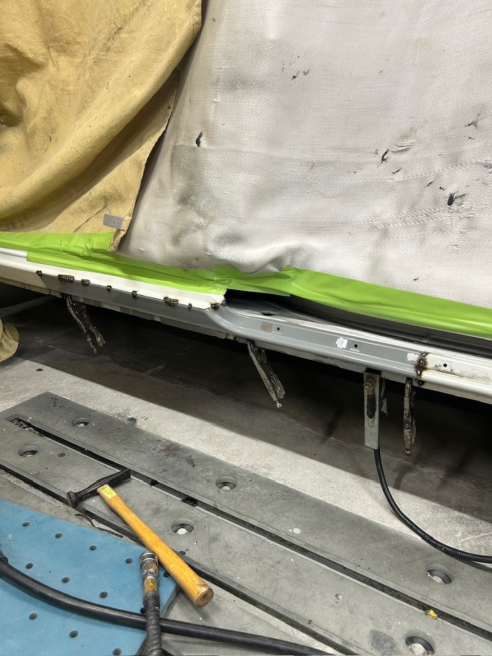 新しいサイドステップパネルの溶接作業