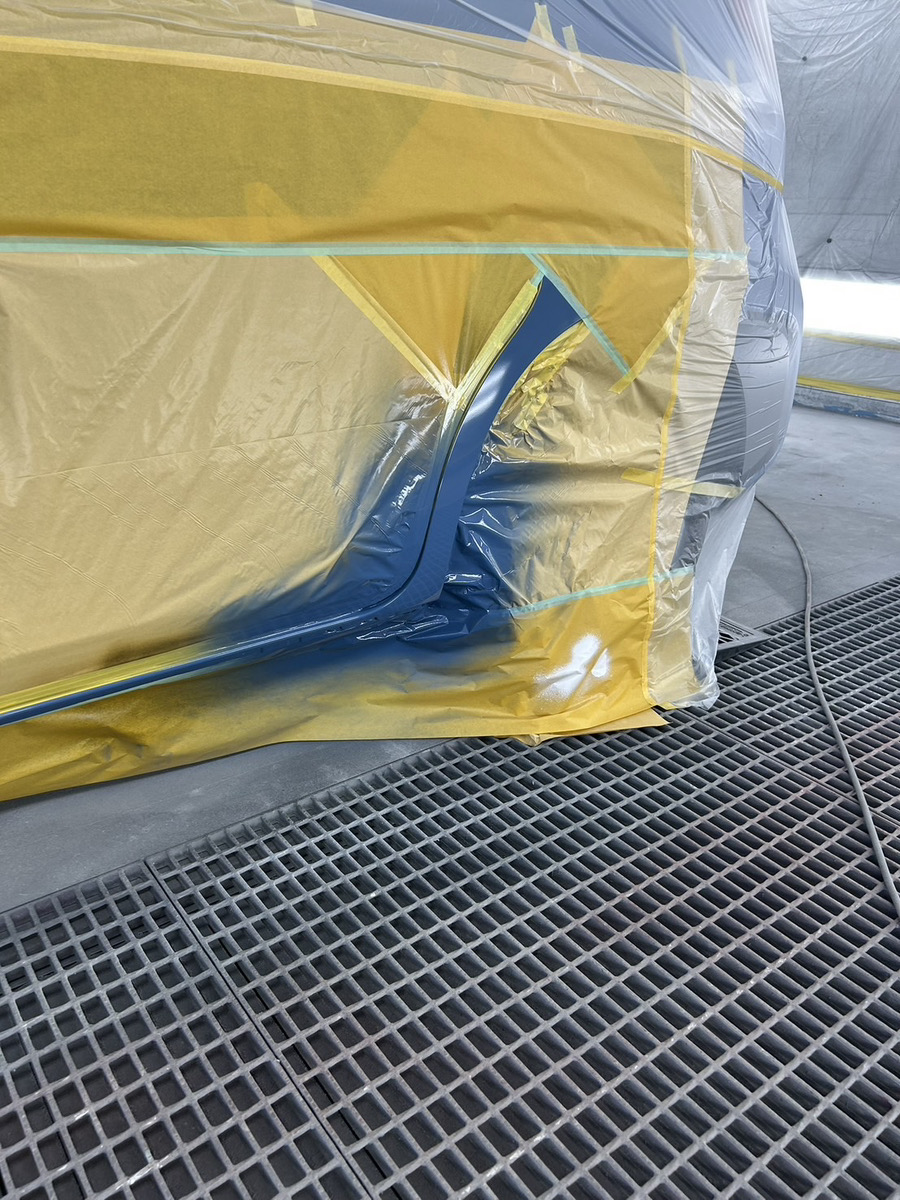 塗装ブースで塗装中のサイドステップ